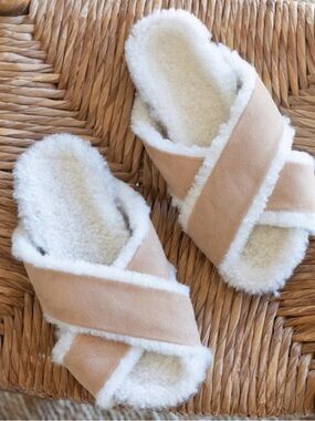JENNI KAYNE Shearling Crossover Slides 37/7 Natural $345 Retail EUC